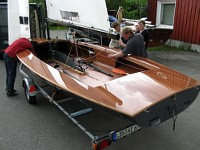 Touren-H-Jolle mit GFK-Rumpfschale, aber ansonsten komplettem Holzausbau